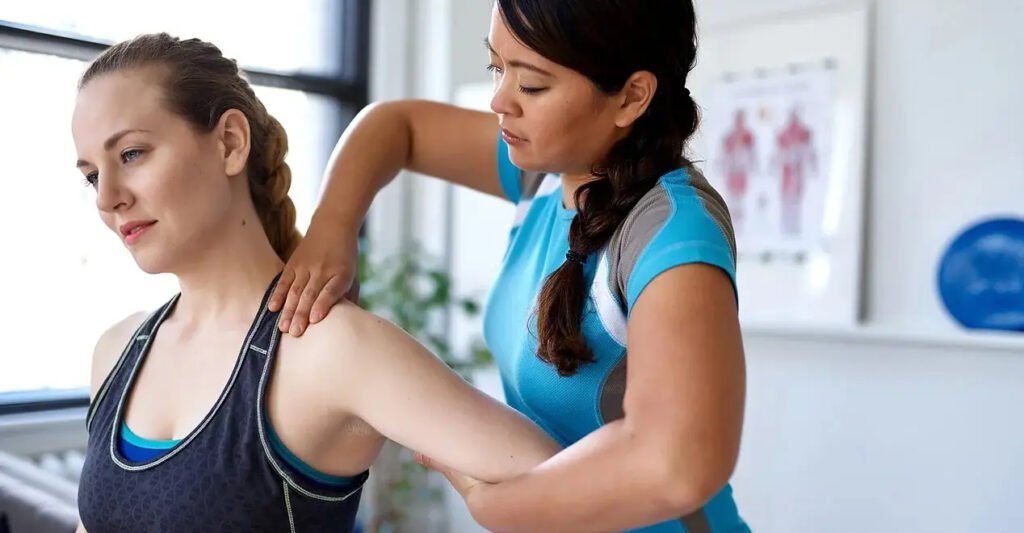 Mujer haciendo ejercicios de fisioterapia para el dolor de hombro en tijuana